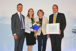 Preisverleihung in der Aula der Wissenschaften, Wien; Bild von links: Bankhaus Spängler-Vorstand Werner Zenz, Susy Klepsch, Ingrid Klepsch, Günter Klepsch Preisverleihung in der Aula der Wissenschaften, Wien; Bild von links: Bankhaus Spängler-Vorstand Werner Zenz, Susy Klepsch, Ingrid Klepsch, Günter Klepsch